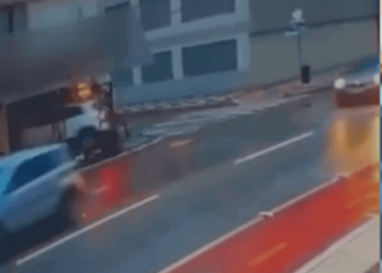 VÍDEO: Motorista invade calçada e causa destruição em restaurante tradicional de Balneário Camboriú