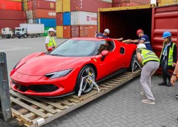 Ferrari 296 GTB: Supercarro de R$ 4 milhões cruza o Atlântico e chega a Santa Catarina