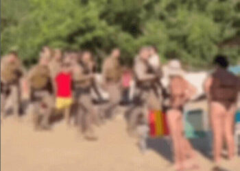 VÍDEO: Praia de Laranjeiras: homem nu em banheiro público é detido por importunação sexual