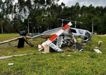 Helicóptero cai em Penha com cinco pessoas a bordo, próximo ao Beto Carrero