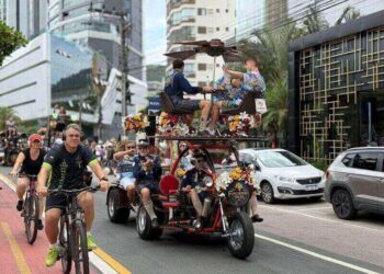 VÍDEO: Planetapéia encanta turistas e moradores na Praia Central de BC