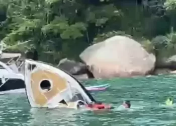 Lancha Naufraga em Laranjeiras e Resgate Mobiliza Marinha e Turistas