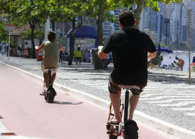 Ciclofaixas de BC têm novas regras: ciclomotores proibidos e patinetes regulamentados