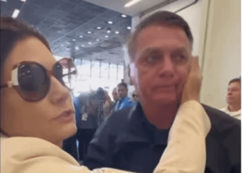Bolsonaro chora ao despedir-se de Michelle rumo à posse de Trump