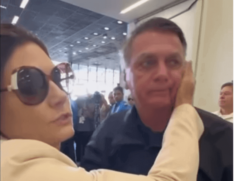 Bolsonaro chora ao despedir-se de Michelle rumo à posse de Trump