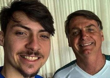 VÍDEO: Jair Renan Bolsonaro é vaiado durante posse em Balneário Camboriú