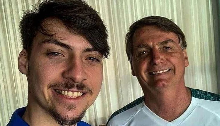 Jair Renan Bolsonaro é vaiado durante posse em Balneário Camboriú