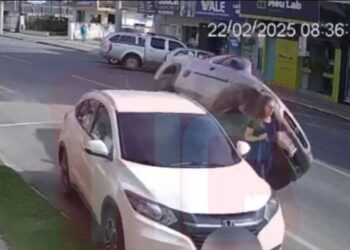VÍDEO: Mulher escapa por um triz de ser atropelada em capotamento em SC