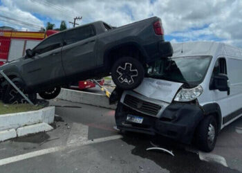 Caminhonete fica suspensa sobre van em colisão impressionante em Itapema