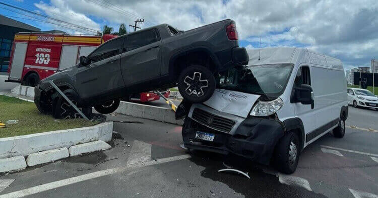 Caminhonete fica suspensa sobre van em colisão impressionante em Itapema