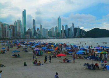 Balneário Camboriú tem apenas dois pontos próprios para banho na Praia Central