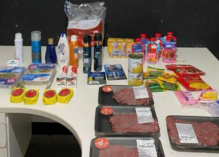 Casal é preso em Itajaí por furto em supermercado utilizando carrinho e bolsa de bebê