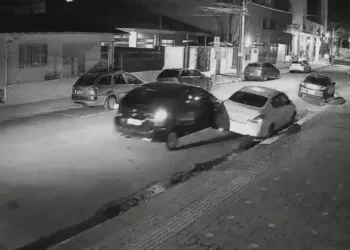 VÍDEO: Motorista embriagado bate em veículo estacionado e é preso em Balneário Camboriú