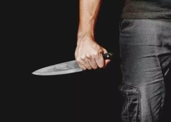 VÍDEO: Agressão violenta: mulher é esfaqueada e agredida com capacete em Balneário Camboriú