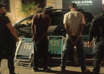 Dupla é presa ao furtar cadeiras de quiosque em Balneário Camboriú