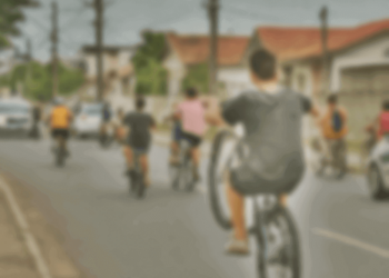 Adolescentes Causam Vandalismo e Perturbam Moradores com Manobras Perigosas de Bicicleta em Camboriú