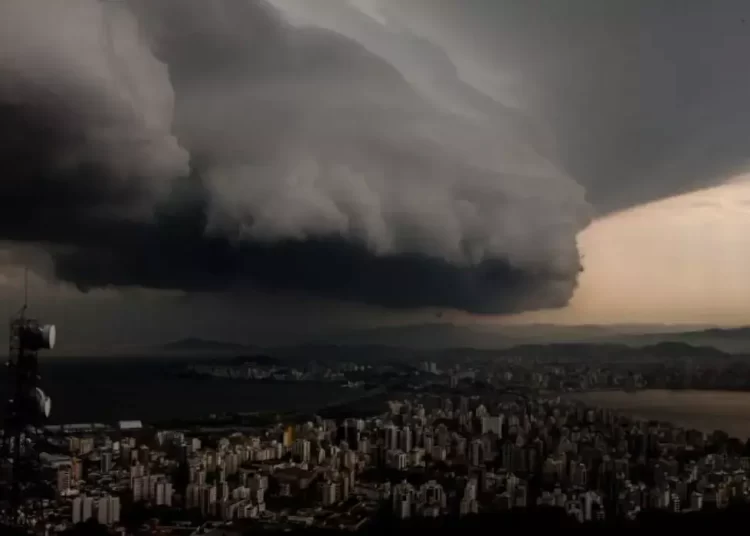 Santa Catarina Sob Risco: Volumes de Chuva Podem Chegar a 200 mm e Gerar Transtornos