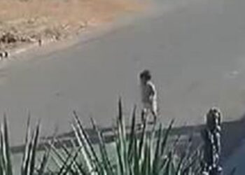 Criança de 2 anos foge de creche em Itapema e é encontrada sozinha na rua