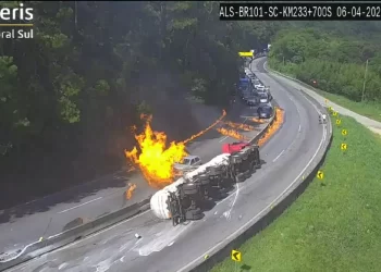 Tragédia na BR-101: Caminhão de Combustível Tomba e Incendeia Mais de 20 Veículos