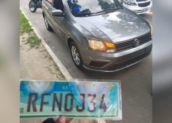 Carro com placa de papel é flagrado em Balneário Camboriú e removido ao pátio