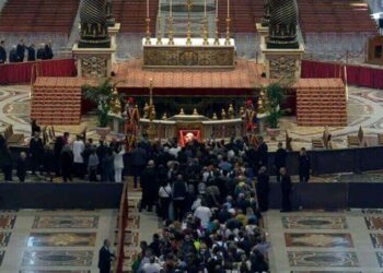 Fiéis se despedem do Papa Francisco na Basílica de São Pedro