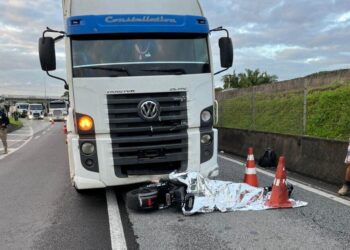 TRAGÉDIA NA BR-101: Condutor de moto elétrica morre após acidente com carreta em Balneário Camboriú