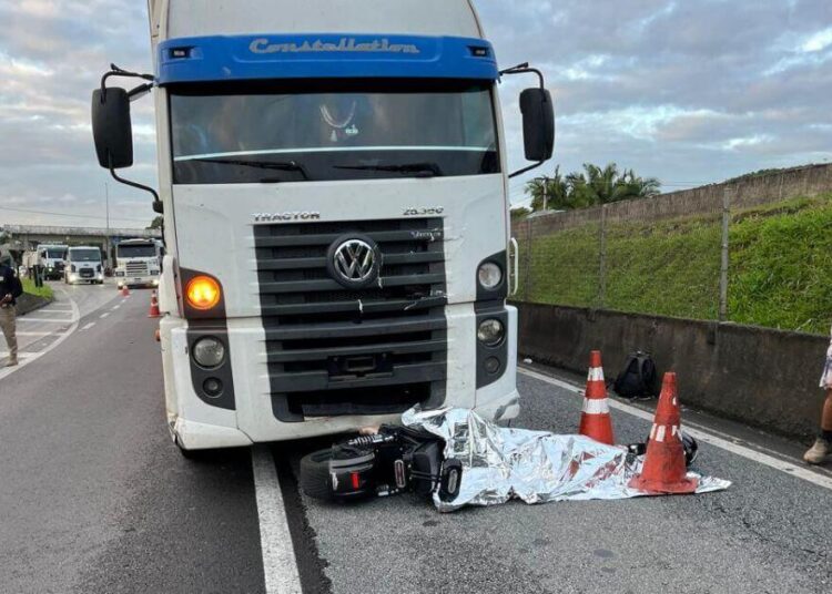 TRAGÉDIA NA BR-101: Condutor de moto elétrica morre após acidente com carreta em Balneário Camboriú