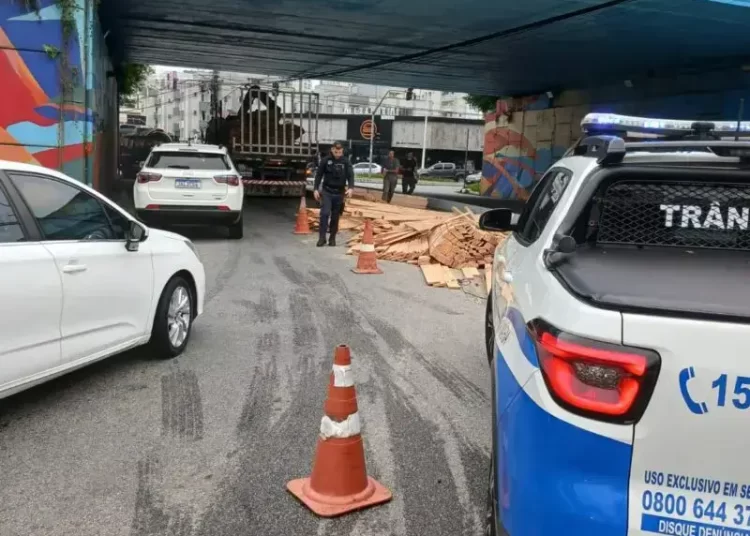 Manobra para evitar acidente com patinete causa queda de carga em Balneário Camboriú Manobra para evitar acidente com patinete causa queda de carga em Balneário Camboriú