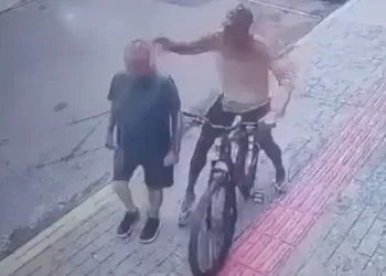 VÍDEO: Idoso de 77 anos é atacado por homem em situação de rua durante roubo em Balneário Camboriú