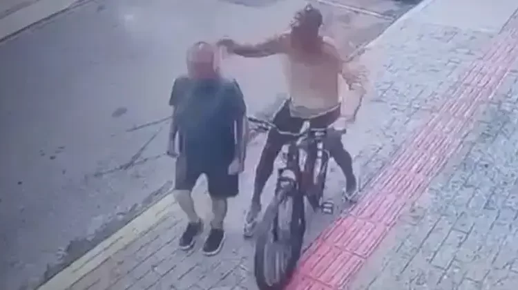 VÍDEO: Idoso de 77 anos é atacado por homem em situação de rua durante roubo em Balneário Camboriú VÍDEO: Idoso de 77 anos é atacado por homem em situação de rua durante roubo em Balneário Camboriú