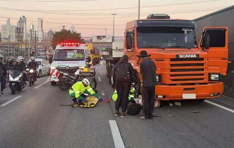 Motociclista Fica Preso no Rodado de Caminhão Após Tentar Ultrapassagem na BR-101