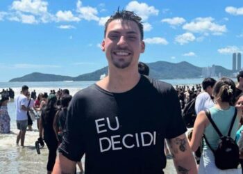 Filho de Bolsonaro tem veículo guinchado após estacionar em local proibido