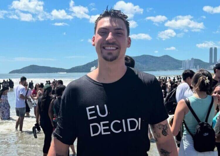 Filho de Bolsonaro tem veículo guinchado após estacionar em local proibido