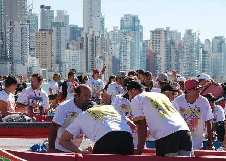 Arrancadão de Canoas movimenta BC com competições e show da banda Dazaranha