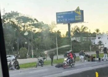 Colisão entre carro e motos deixa um morto na BR-101 em Balneário Camboriú