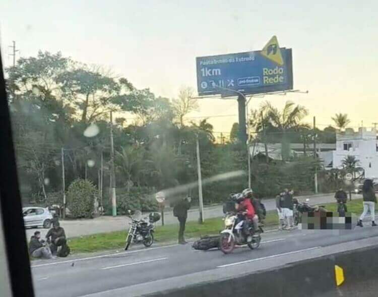 Colisão entre carro e motos deixa um morto na BR-101 em Balneário Camboriú