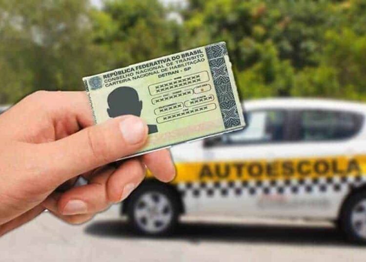 Vai dar pra tirar CNH sem autoescola? Entenda o que o governo quer mudar