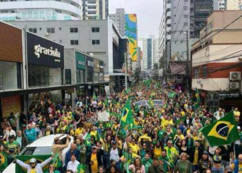 VÍDEO: Ato “Reaja Brasil” reúne mais de 10 mil em Balneário Camboriú com pedidos de impeachment e críticas ao STF