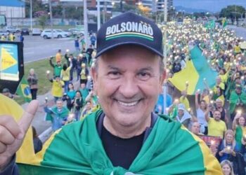 Governador Jorginho Mello participa de manifestação com boné de Bolsonaro