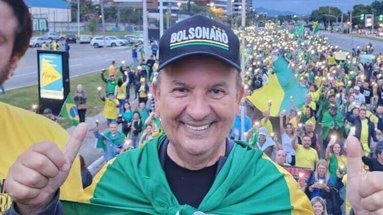 Governador Jorginho Mello participa de manifestação com boné de Bolsonaro