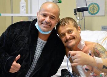 Milagre Duplo: Irmãos Que Receberam Novos Corações se Abraçam em Hospital