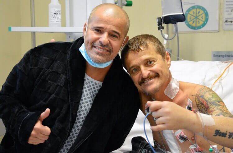 Milagre Duplo: Irmãos Que Receberam Novos Corações se Abraçam em Hospital