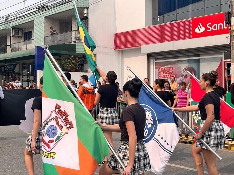 Desfile Cívico de Camboriú 2025 celebra história, natureza e integração