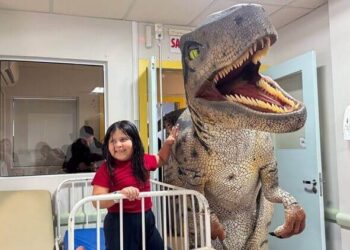 Pacientes se encantam com visita de mascotes no Hospital Infantil Pequeno Anjo