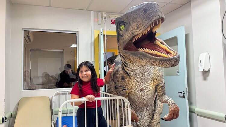 Pacientes se encantam com visita de mascotes no Hospital Infantil Pequeno Anjo