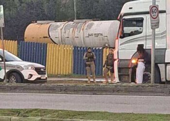 Caminhoneiro não paga travesti, abandona caminhão e polícia é acionada em Itajaí