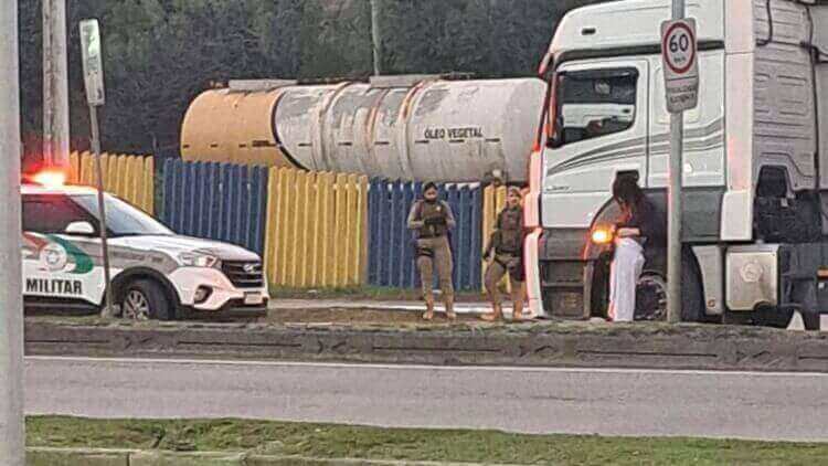 Caminhoneiro não paga travesti, abandona caminhão e polícia é acionada em Itajaí