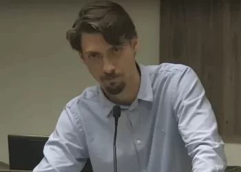 Renan Bolsonaro é o único a votar contra lei que combate furtos de fios em Balneário Camboriú