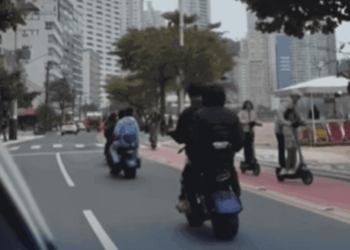 Fim da desordem: Balneário Camboriú proíbe menores de 16 anos em patinetes e motos elétricas