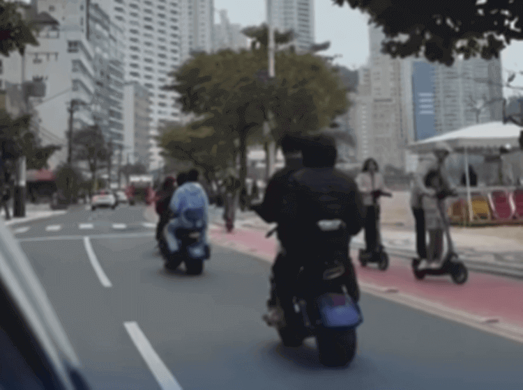 Fim da desordem: Balneário Camboriú proíbe menores de 16 anos em patinetes e motos elétricas